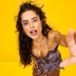 Aline Campos sorrindo e falando sobre o BBB26