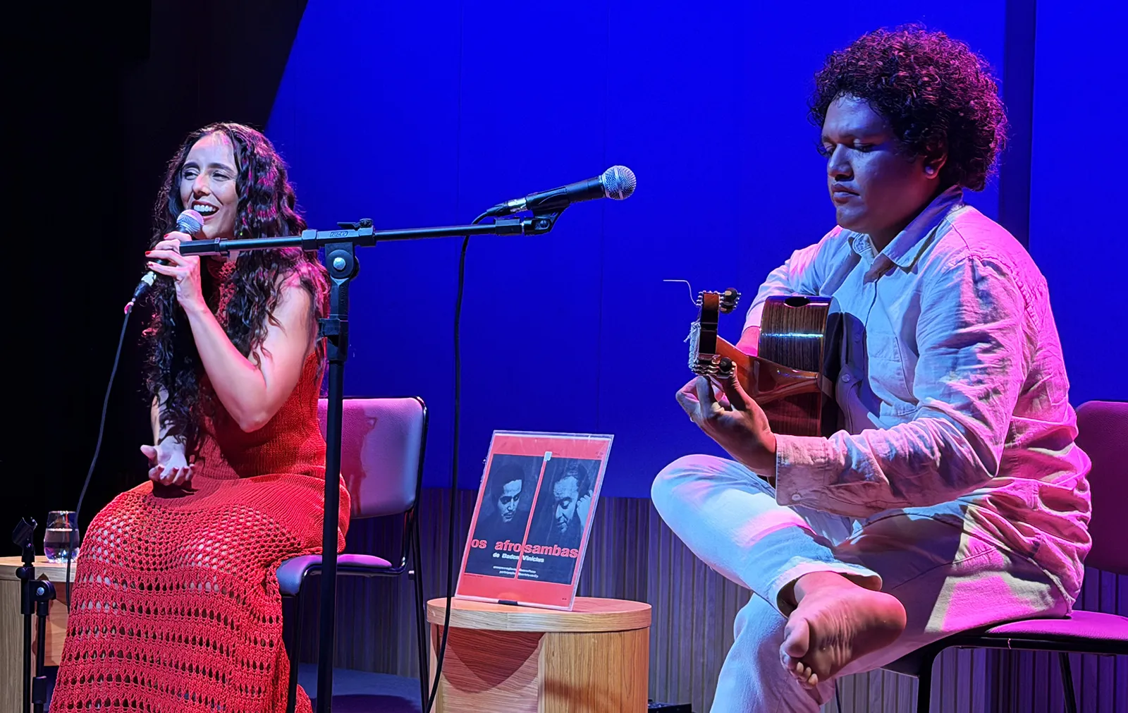 Aline Paes e Pedro Franco no palco, celebrando os afro-sambas de Baden e Vinicius