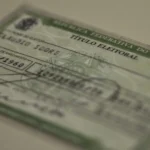 Pessoa com título de eleitor irregular em processo de consulta ou regularização