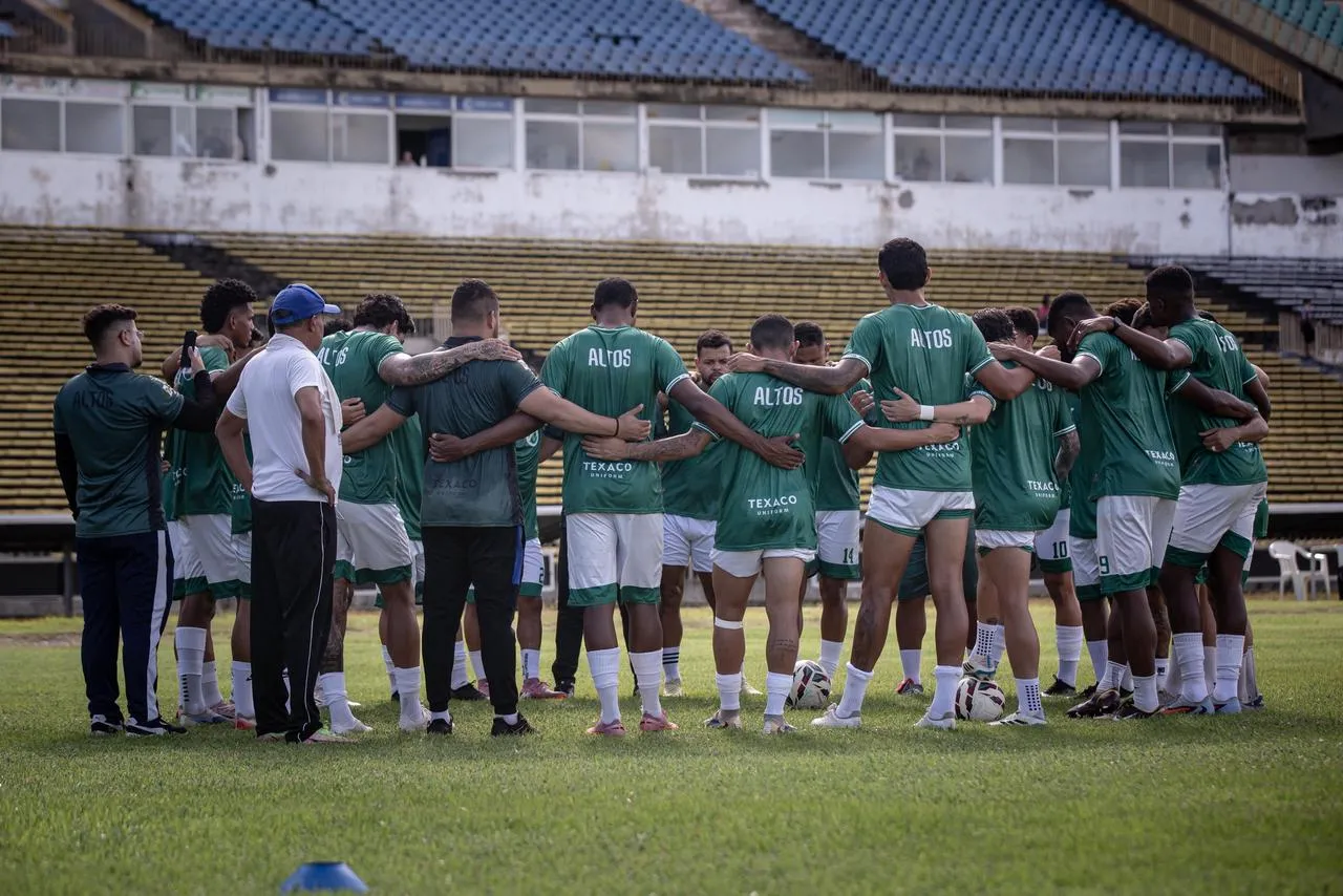 Jogador do Altos em campo, refletindo sobre a sequência de jogos sem vitórias.