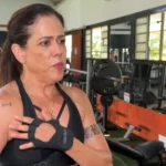 Mulher ou homem com dor no peito na academia, lesão no treino, prevenção de lesões musculares