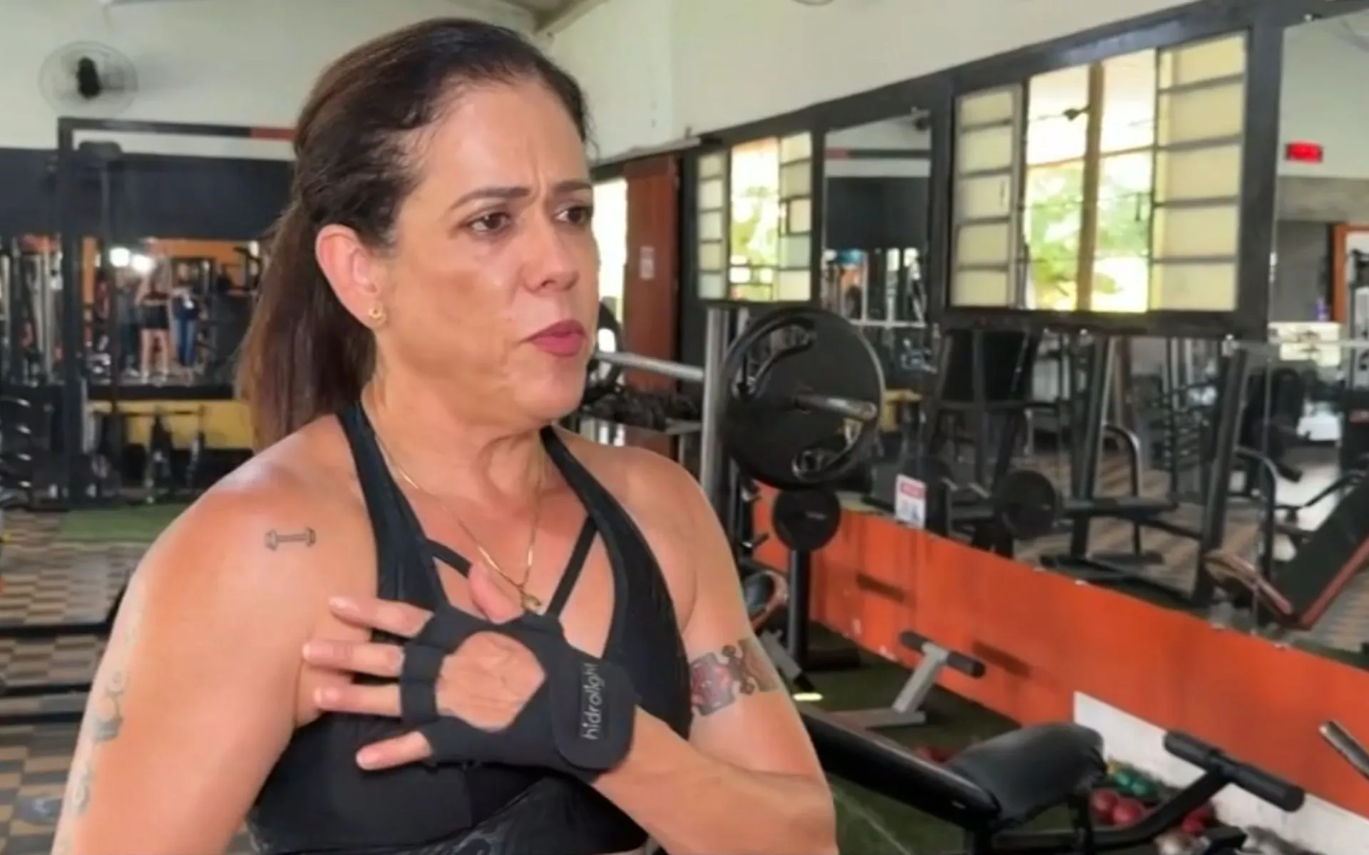 Mulher ou homem com dor no peito na academia, lesão no treino, prevenção de lesões musculares