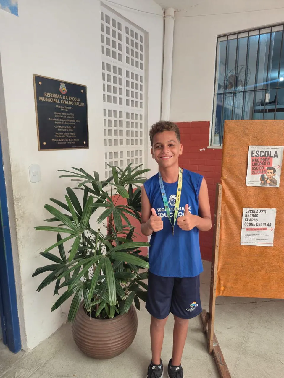 Aluno João Pedro Gomes de Cabo Frio com medalha de ouro da Olitef 2025