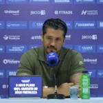 Thiago Carpini técnico Fortaleza protestos torcida futebol campo