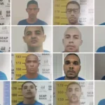 Policiais atuando em operação no Vidigal, Rio de Janeiro, com viaturas e barricadas.