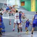 Partida de basquete 3x3 no Amapá com jogadores em movimento