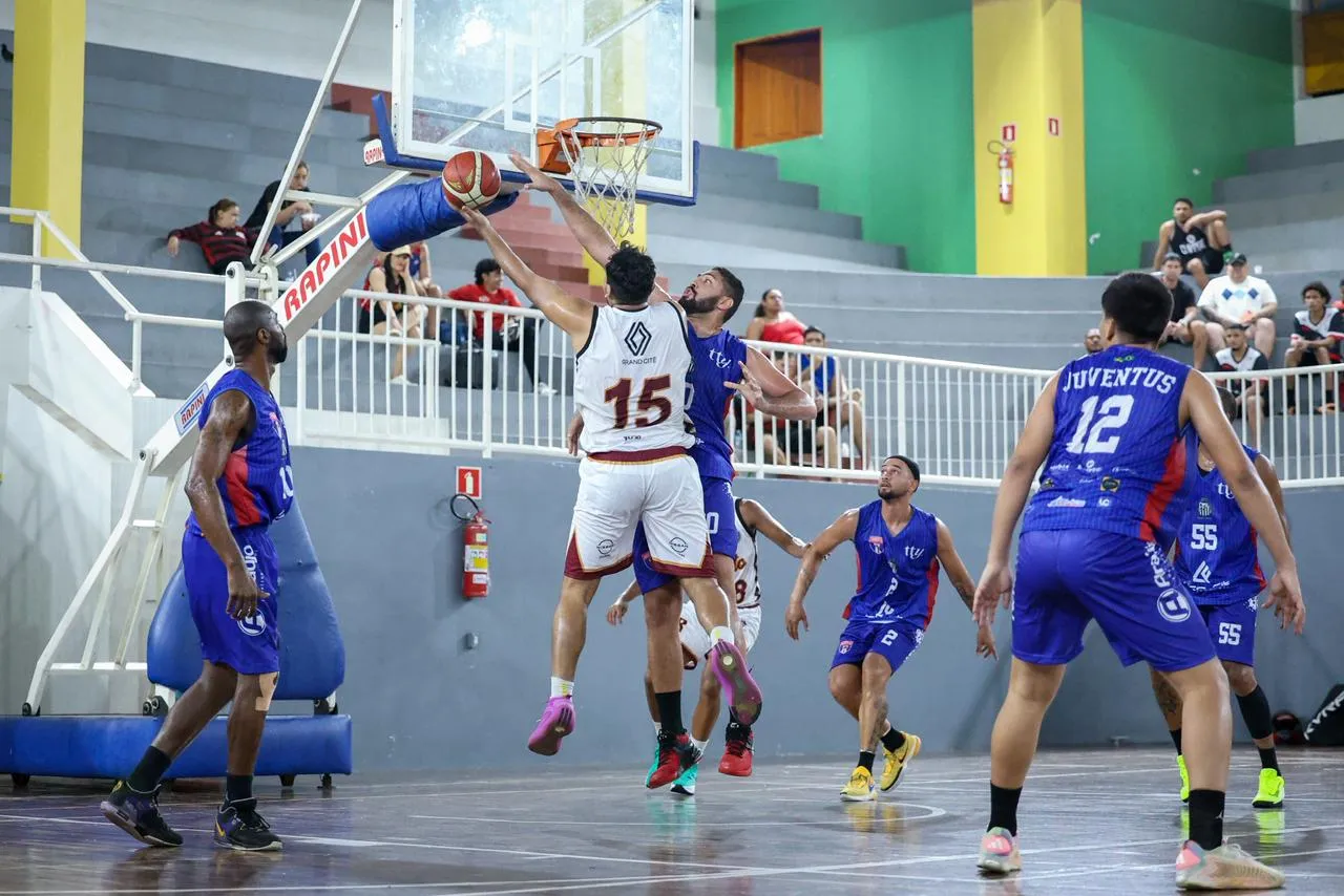 Partida de basquete 3x3 no Amapá com jogadores em movimento