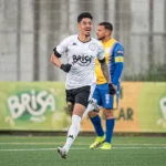 Jogador David Felipe, lateral esquerdo, em partida do Nacional B em Portugal, mostrando sua habilidade com a bola. Ele é um dos destaques do time na temporada 2025/26.