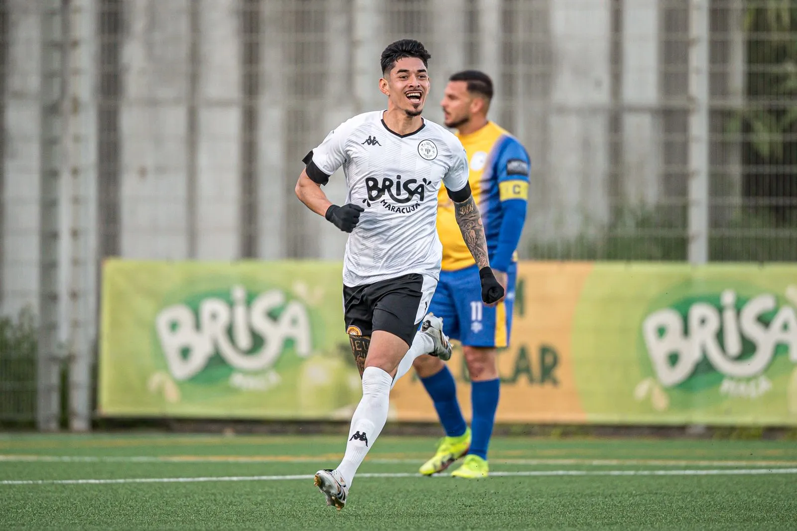 Jogador David Felipe, lateral esquerdo, em partida do Nacional B em Portugal, mostrando sua habilidade com a bola. Ele é um dos destaques do time na temporada 2025/26.