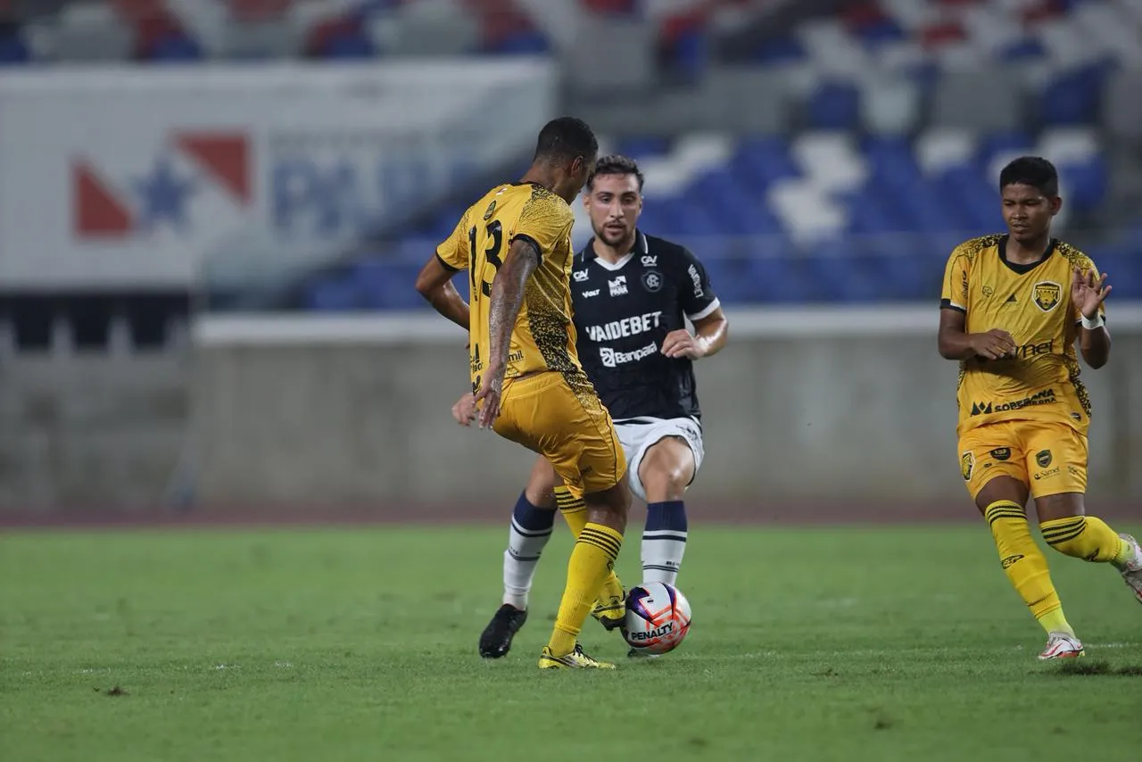 Jogadores do Amazonas FC em campo, disputando partida de futebol com uniformes do clube, representando sua estratégia de priorizar a Série C.