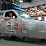 Carro de três rodas Reliant Robin 'Sheila' em estrada africana, com Oliver Jenks e Seth Scott