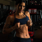 Ana Castela com barriga definida e sorriso, mostrando resultado de treino