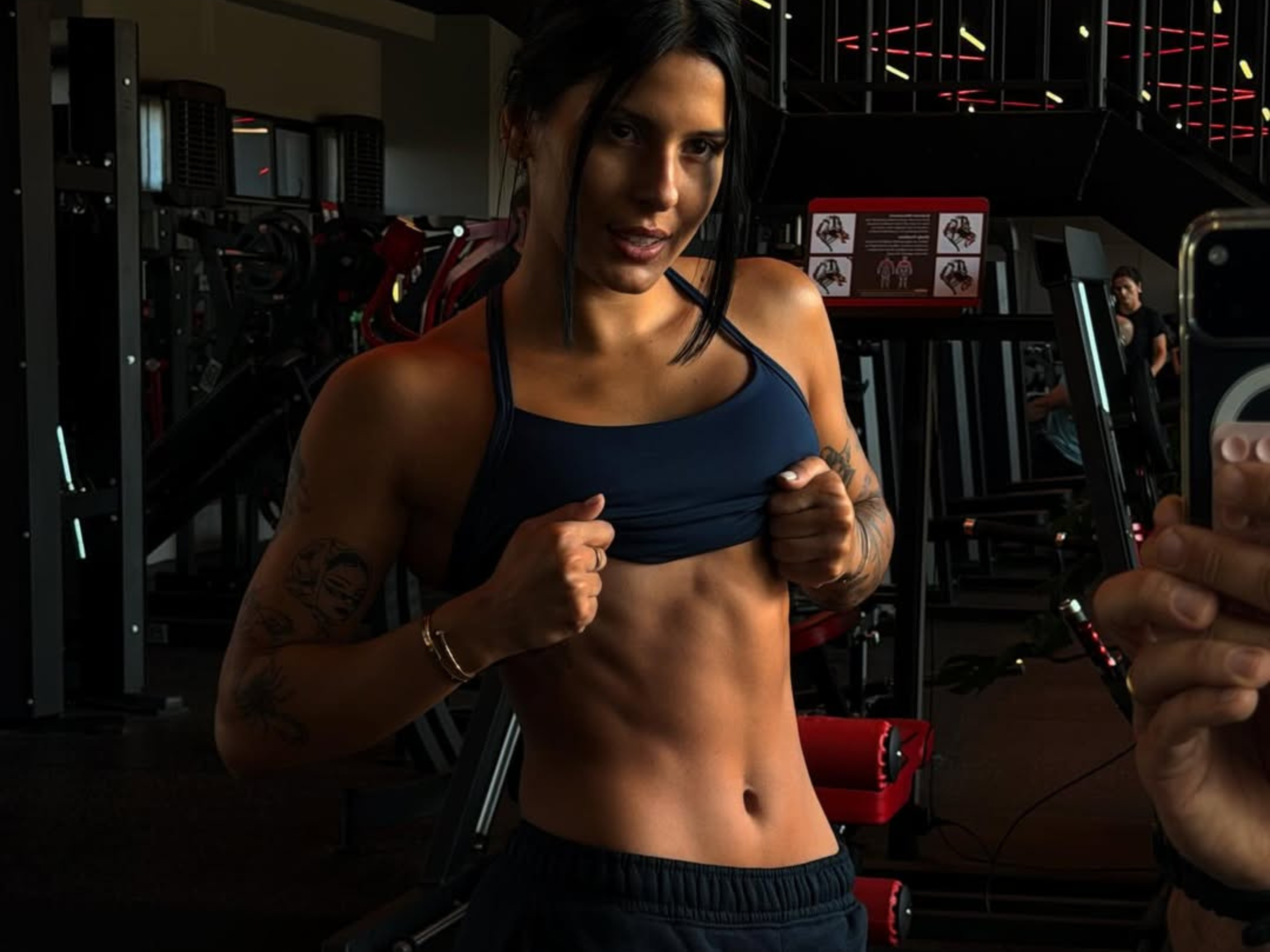 Ana Castela com barriga definida e sorriso, mostrando resultado de treino