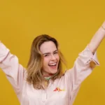 Ana Paula Renault sorrindo, segurando cheque de R$ 5,7 milhões após vencer o BBB 26