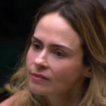 Ana Paula Renault chorando no confessionário do BBB26, ao lado de Tadeu Schmidt, falando sobre a morte do pai.