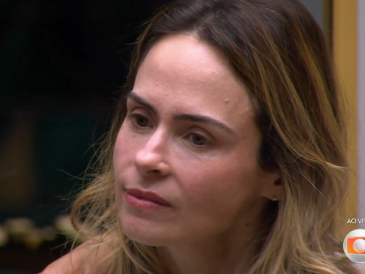 Ana Paula Renault chorando no confessionário do BBB26, ao lado de Tadeu Schmidt, falando sobre a morte do pai.