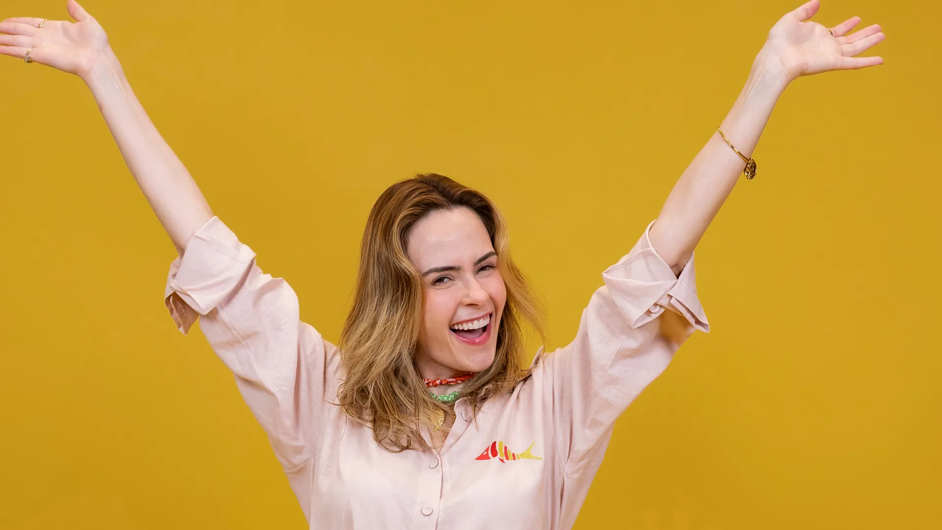 Ana Paula Renault, vencedora do BBB 26, sorrindo e celebrando a conquista do maior prêmio e o recorde de idade.