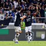 Marllon, zagueiro do Remo, cabeceando a bola para o gol de empate contra o Vasco