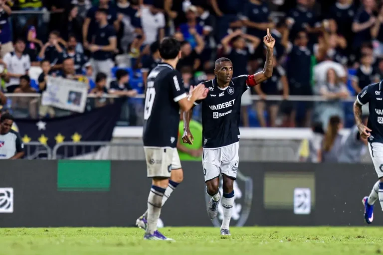 Marllon, zagueiro do Remo, cabeceando a bola para o gol de empate contra o Vasco