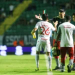 Bernabei, jogador do Inter, comemorando um gol em campo