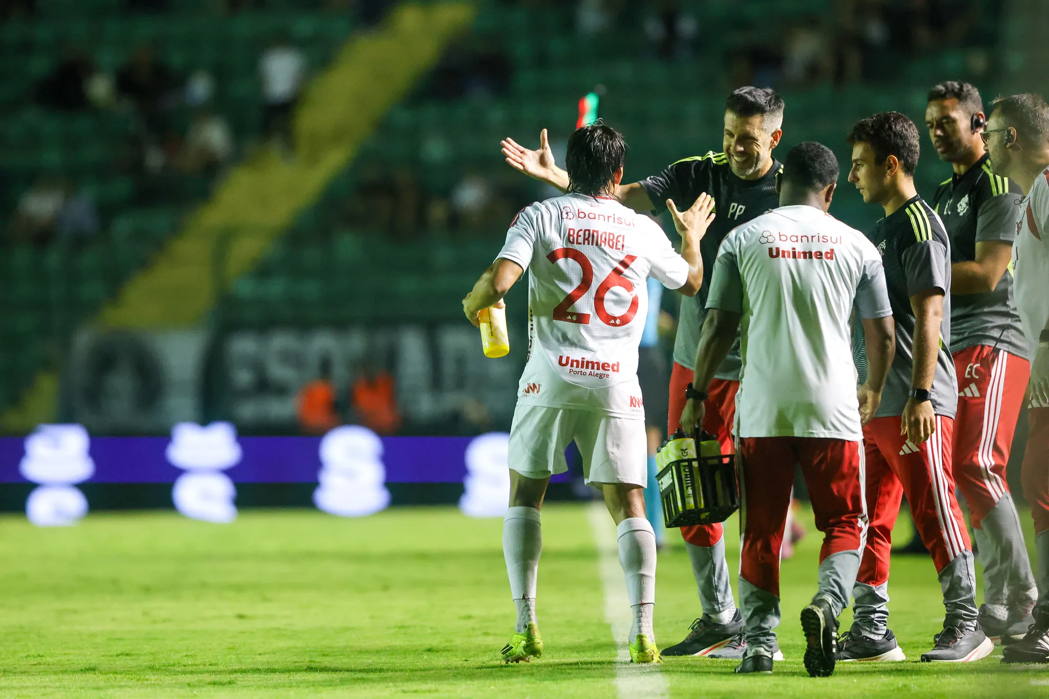Bernabei, jogador do Inter, comemorando um gol em campo