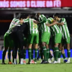 Pedro Rocha, goleiro do Juventude, defende pênalti do São Paulo na Copa do Brasil.