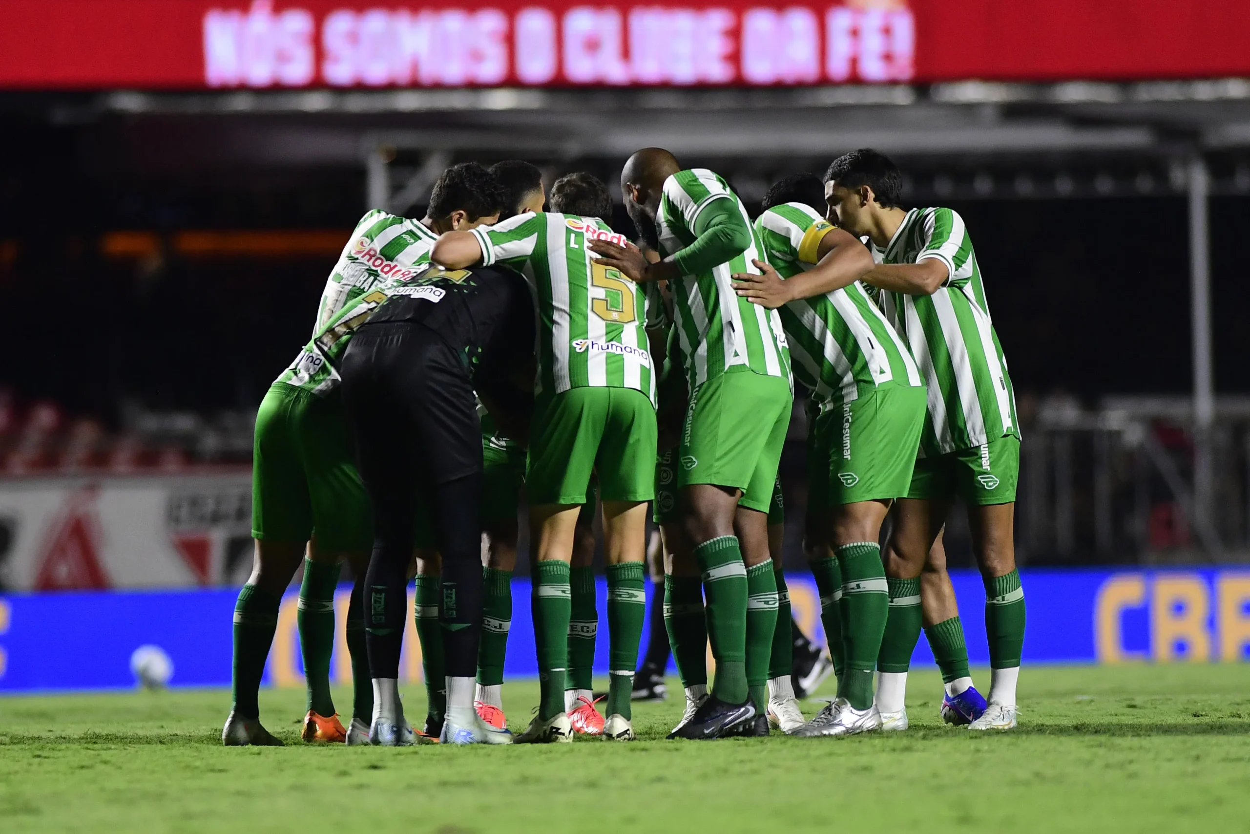Pedro Rocha, goleiro do Juventude, defende pênalti do São Paulo na Copa do Brasil.