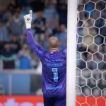Goleiro Weverton do Grêmio defendendo um chute em jogo contra o Remo