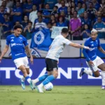 Jogador do Grêmio em campo, cabeça baixa, após sofrer gol na derrota para o Cruzeiro.