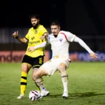 Jogador do Fortaleza comemorando gol em jogo da Série B