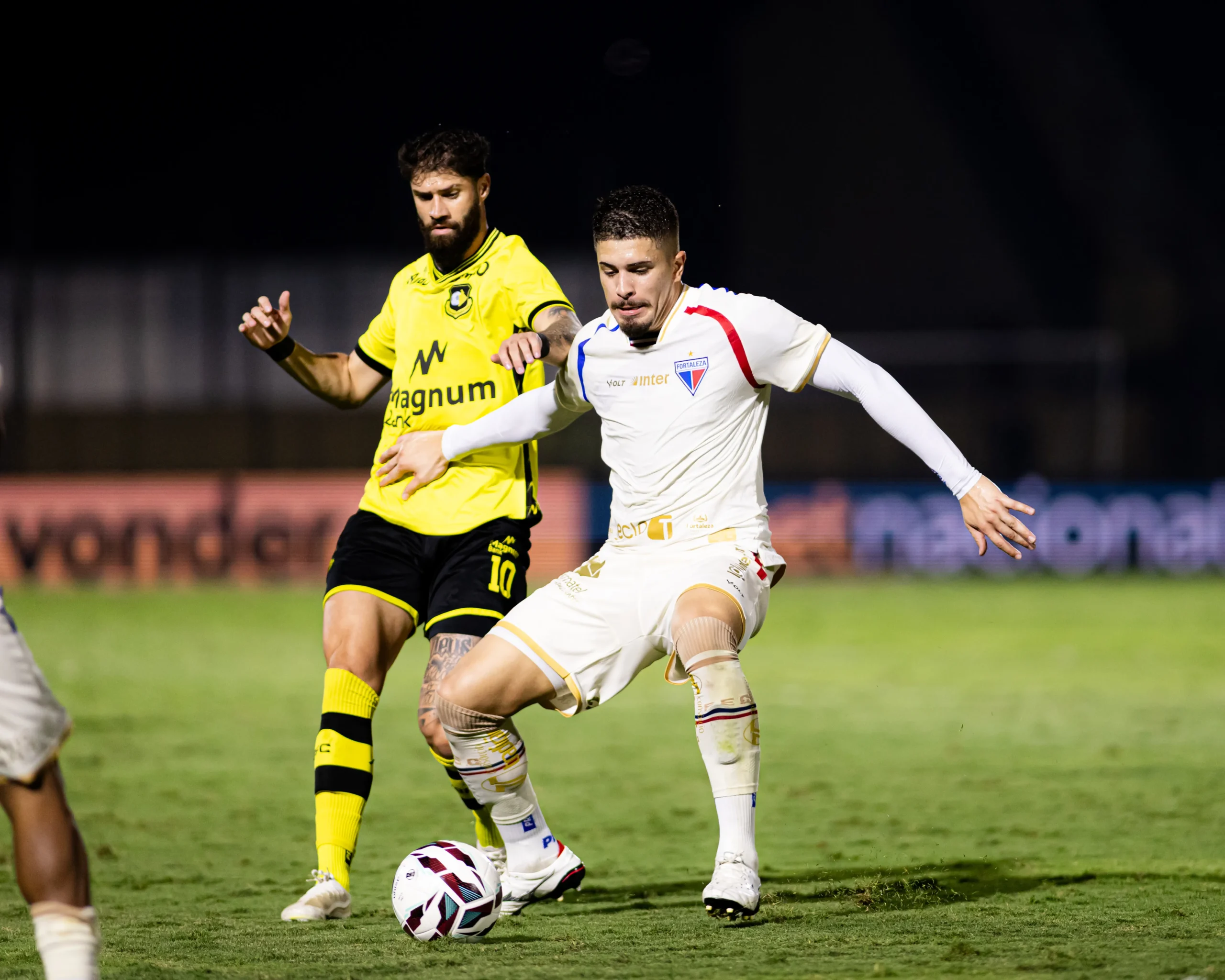 Jogador do Fortaleza comemorando gol em jogo da Série B