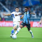 Gabriel Mec, jovem jogador do Grêmio, em campo durante uma partida