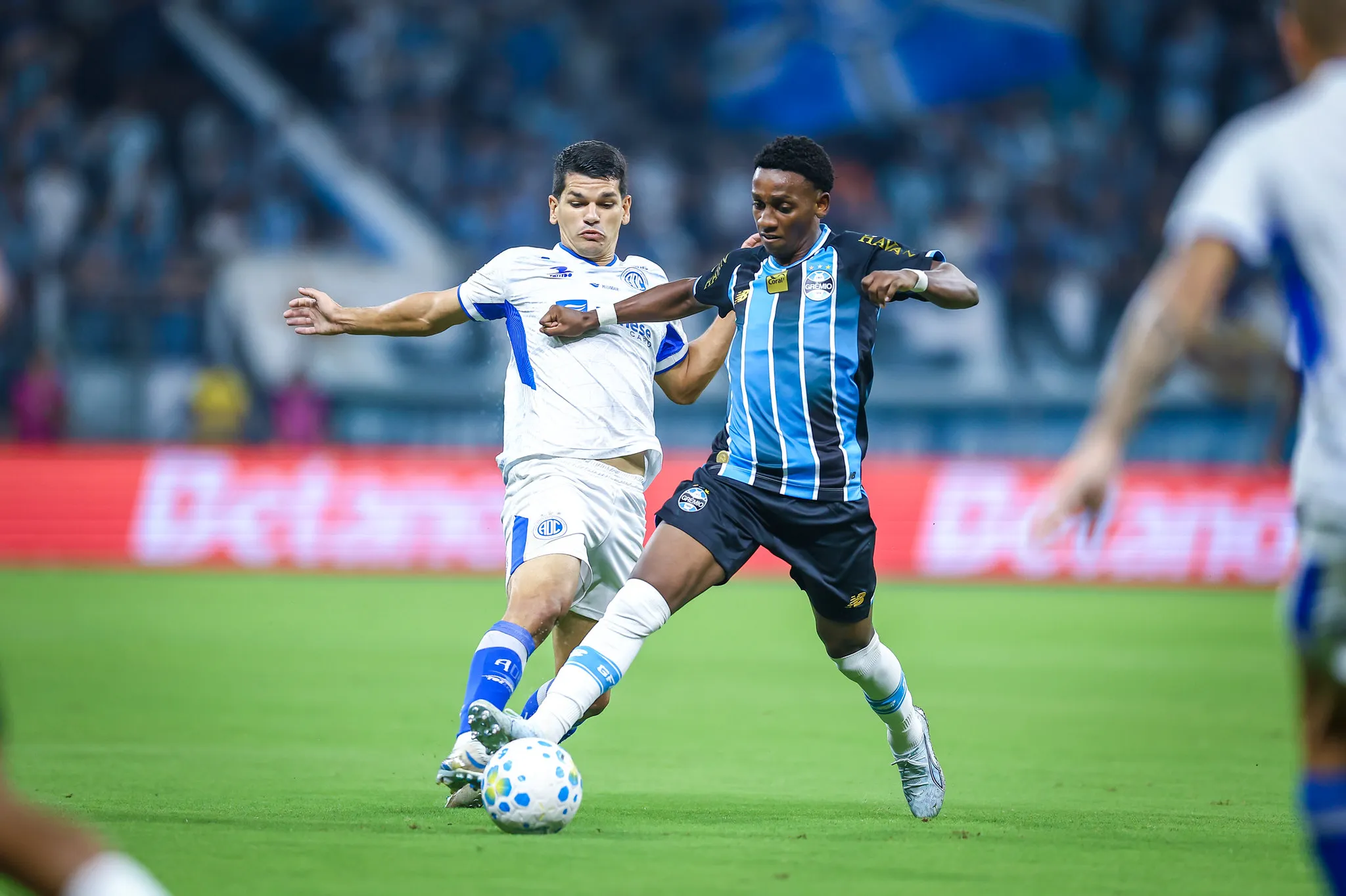 Gabriel Mec, jovem jogador do Grêmio, em campo durante uma partida