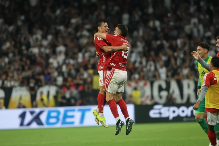 Celebração de gol do Internacional contra o Corinthians