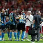 Técnico Luís Castro do Grêmio orienta time em campo durante Gre-Nal