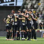 Renan Lodi, jogador do Atlético-MG, com expressão séria durante coletiva de imprensa, discutindo problemas do clube.