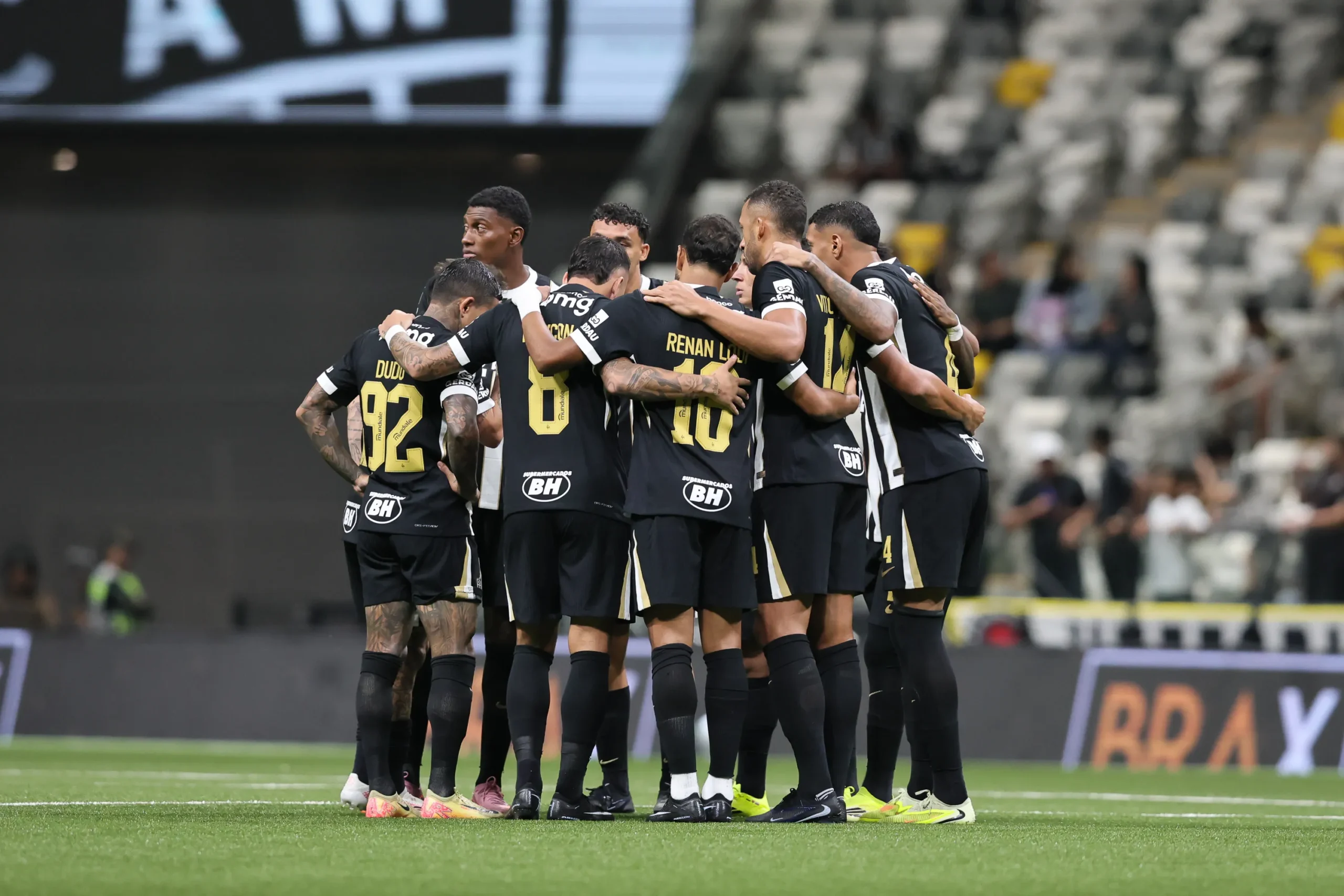 Renan Lodi, jogador do Atlético-MG, com expressão séria durante coletiva de imprensa, discutindo problemas do clube.