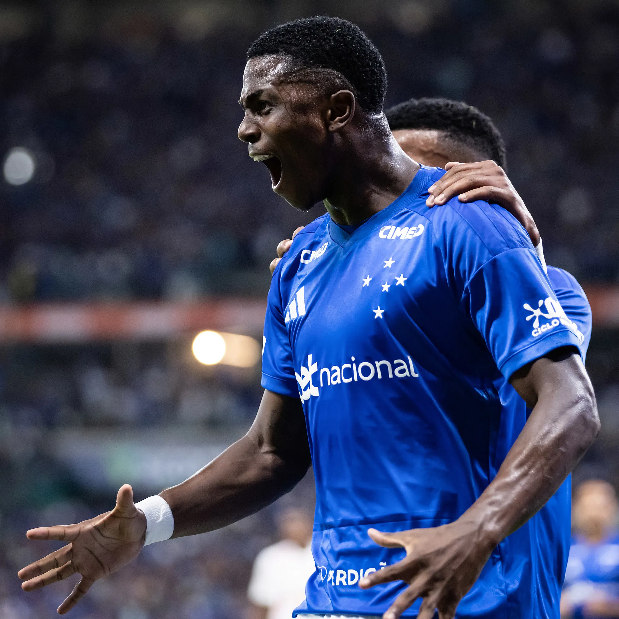 Time do Cruzeiro celebra vitória de virada no Brasileirão