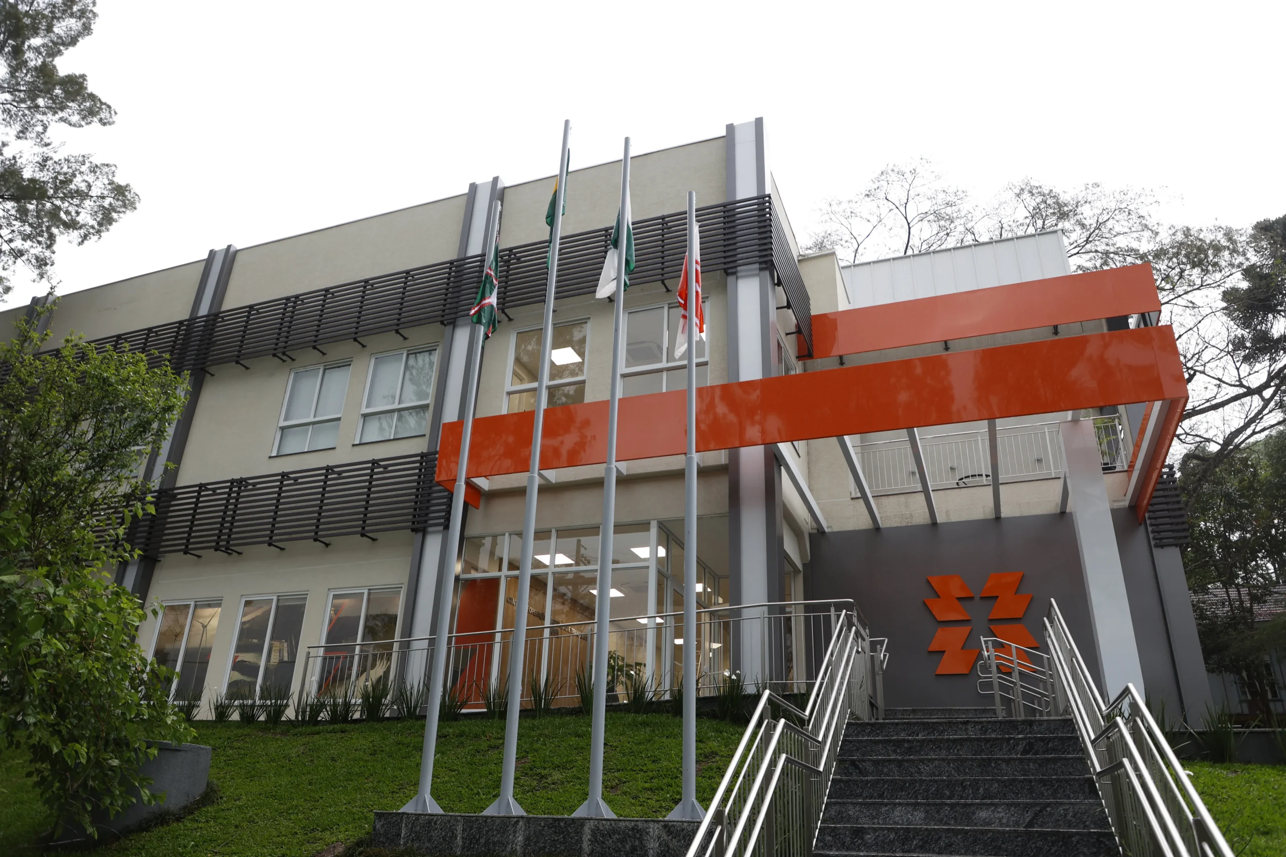 Pessoa olhando conta de luz com preocupação, aumento de tarifa no Paraná