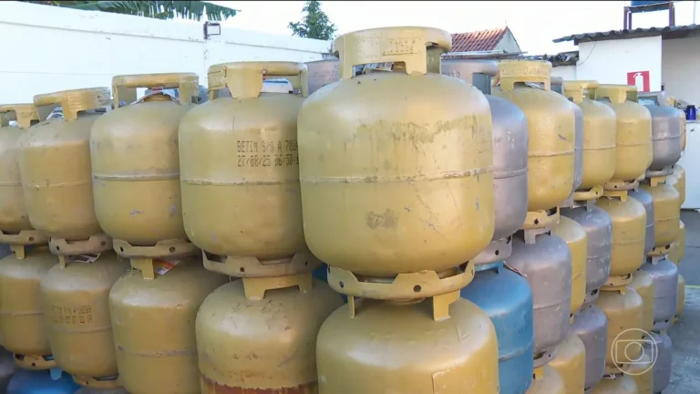 Botijão de gás de cozinha com logo da ANP, fiscalização de preços de GLP.