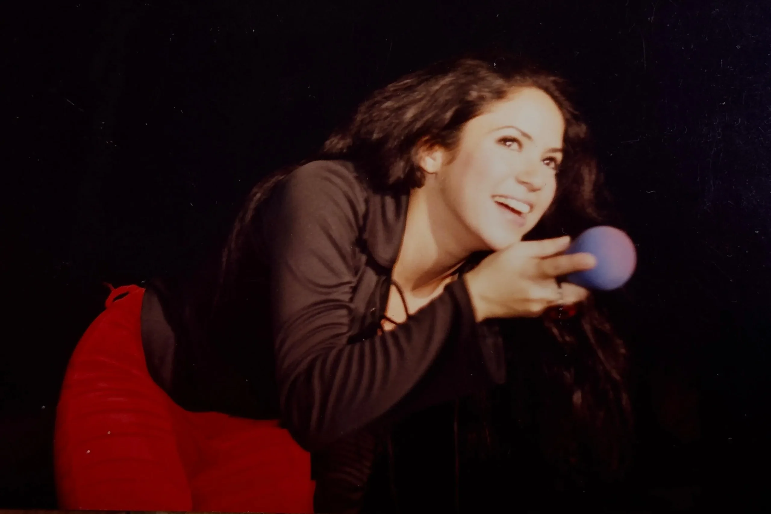 Shakira jovem em show na La Boom em Mogi das Cruzes, Brasil, em 1997.