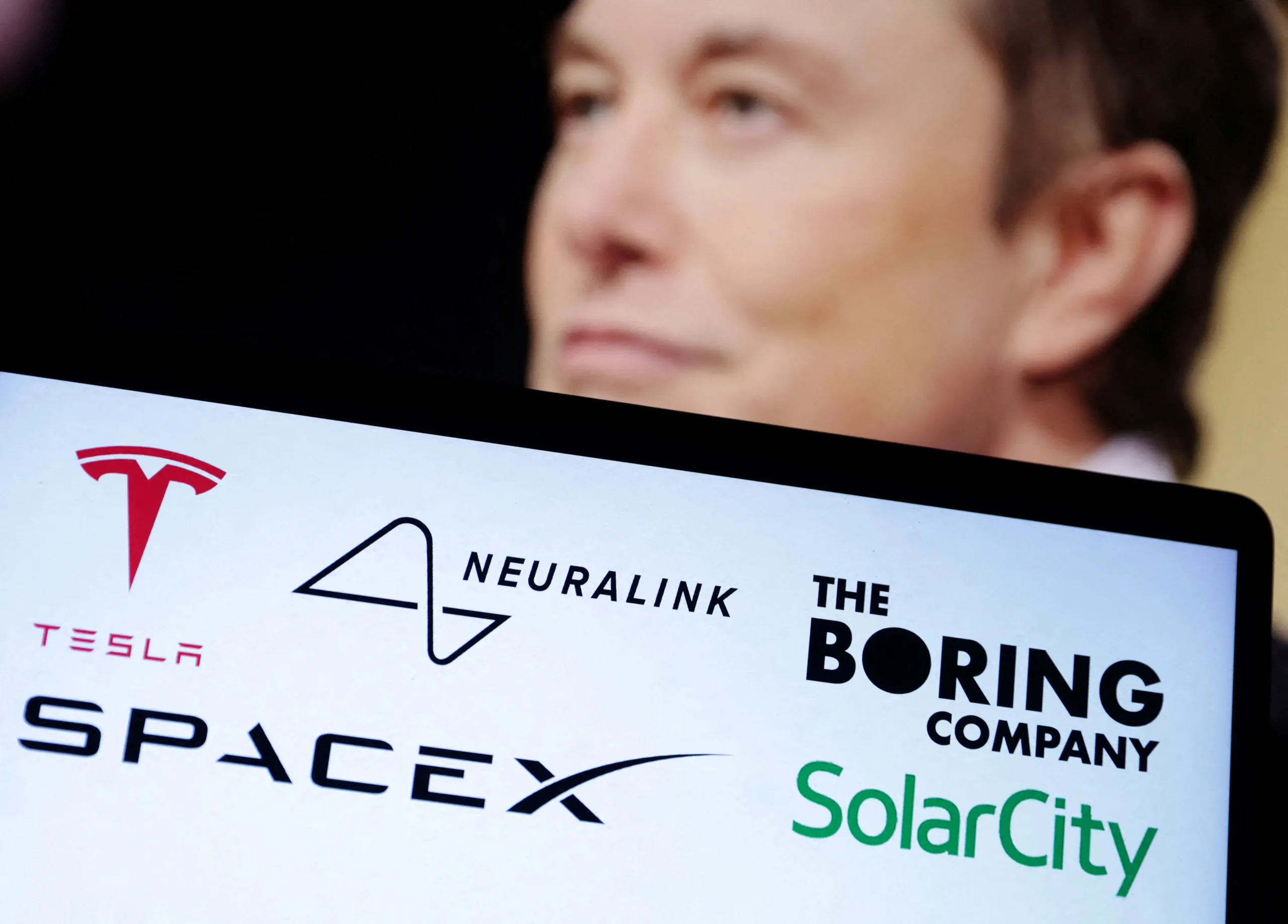 Imagem de logos da SpaceX e outras empresas de Elon Musk com tema de IA.