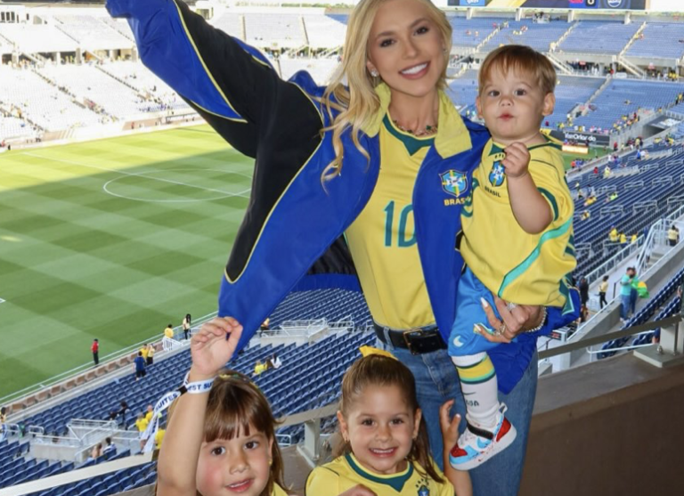 Zé Felipe, Virginia Fonseca e filhos em casa, com a Copa do Mundo em segundo plano.