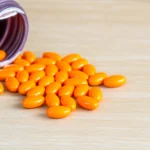 Suplemento de cúrcuma com aviso da Anvisa sobre riscos ao fígado