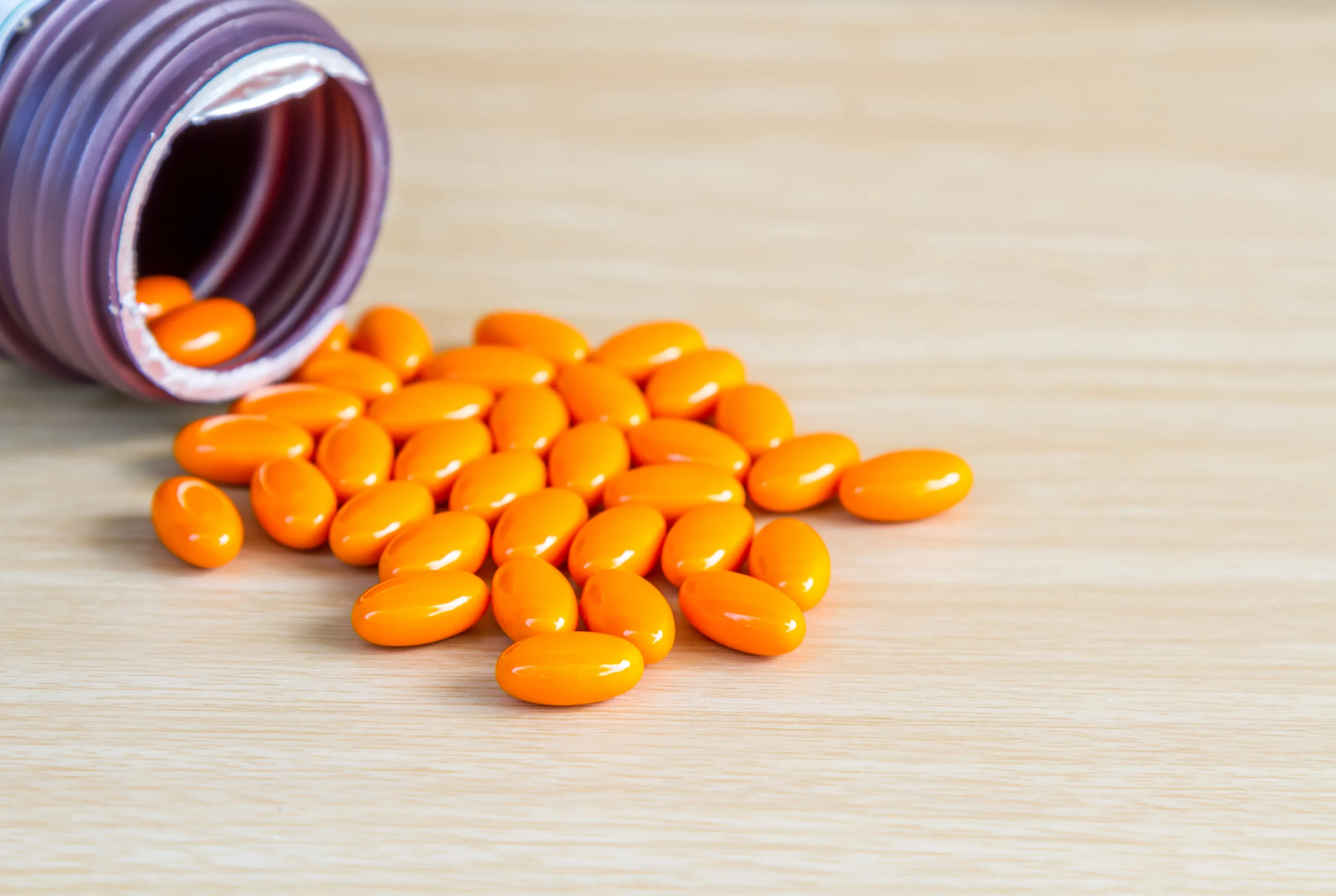 Suplemento de cúrcuma com aviso da Anvisa sobre riscos ao fígado