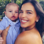 Mariana Rios com filho Palo e Juca Diniz na piscina