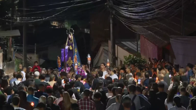 Procissão Via Sacra Madrugada Sabará matracas Semana Santa Minas Gerais