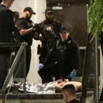 A Casa Branca à noite, com luzes de segurança acesas, após um incidente