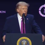 Donald Trump discursando, bandeiras americanas, Irã arma nuclear, Estreito de Ormuz, política externa EUA