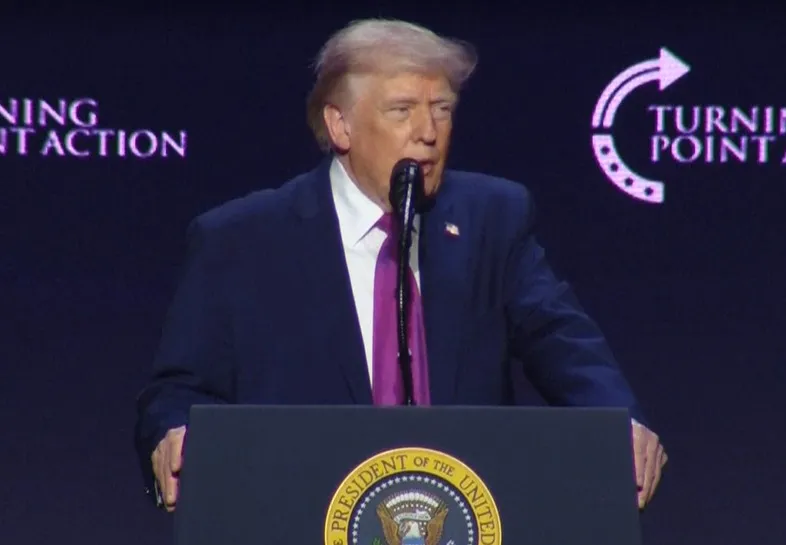 Donald Trump discursando, bandeiras americanas, Irã arma nuclear, Estreito de Ormuz, política externa EUA